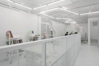 辦公室裝修:建筑人的實(shí)驗(yàn)精神，將18坪新創(chuàng)辦公室變身白色幻境！
